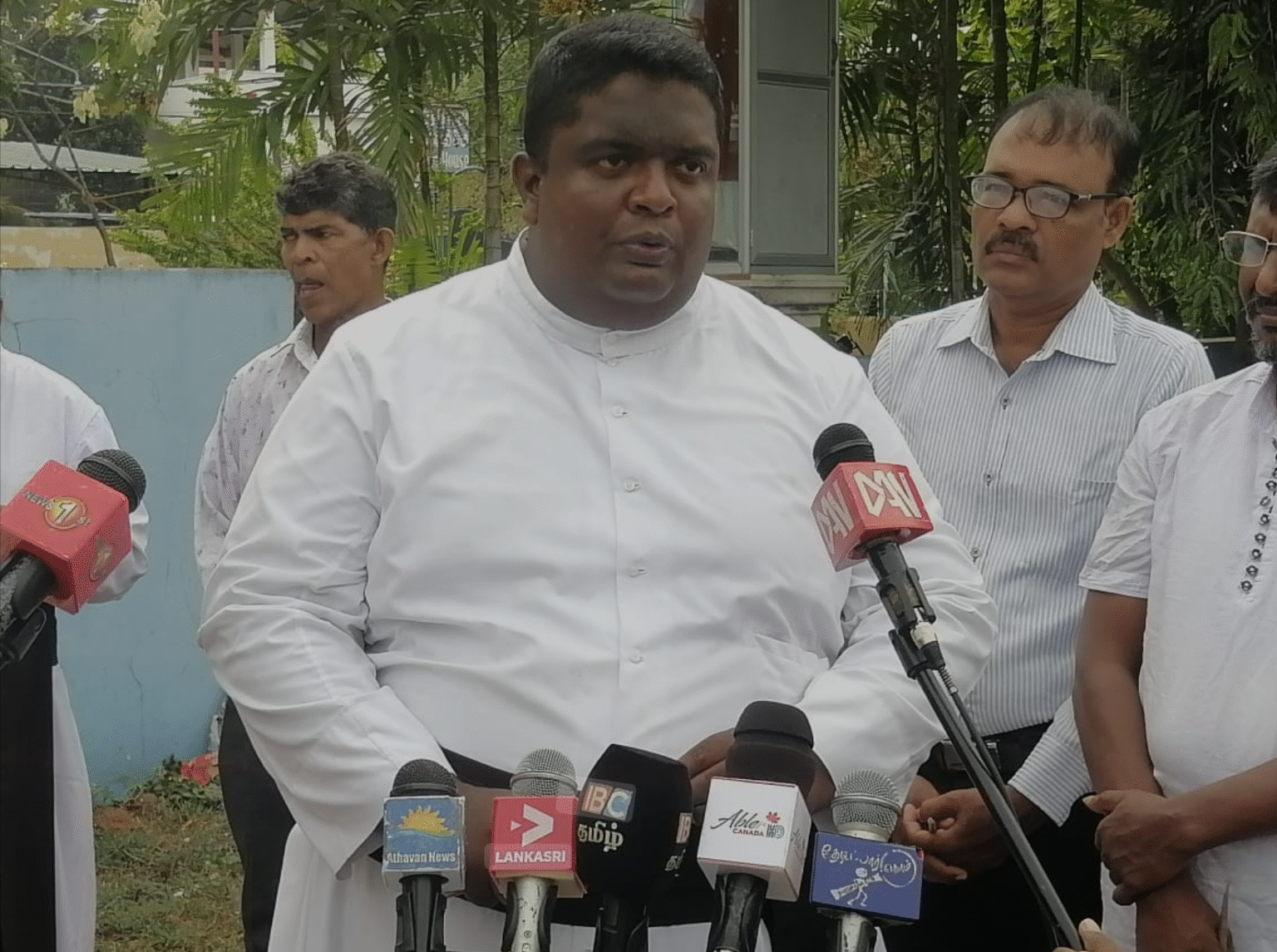 கிழக்கில் மனித புதைகுழிகள் அகழப்பட வேண்டும் – அருட்தந்தை ஜெகதாஸ் வலியுறுத்தல் அருட்தந்தை ஜெகதாஸ்