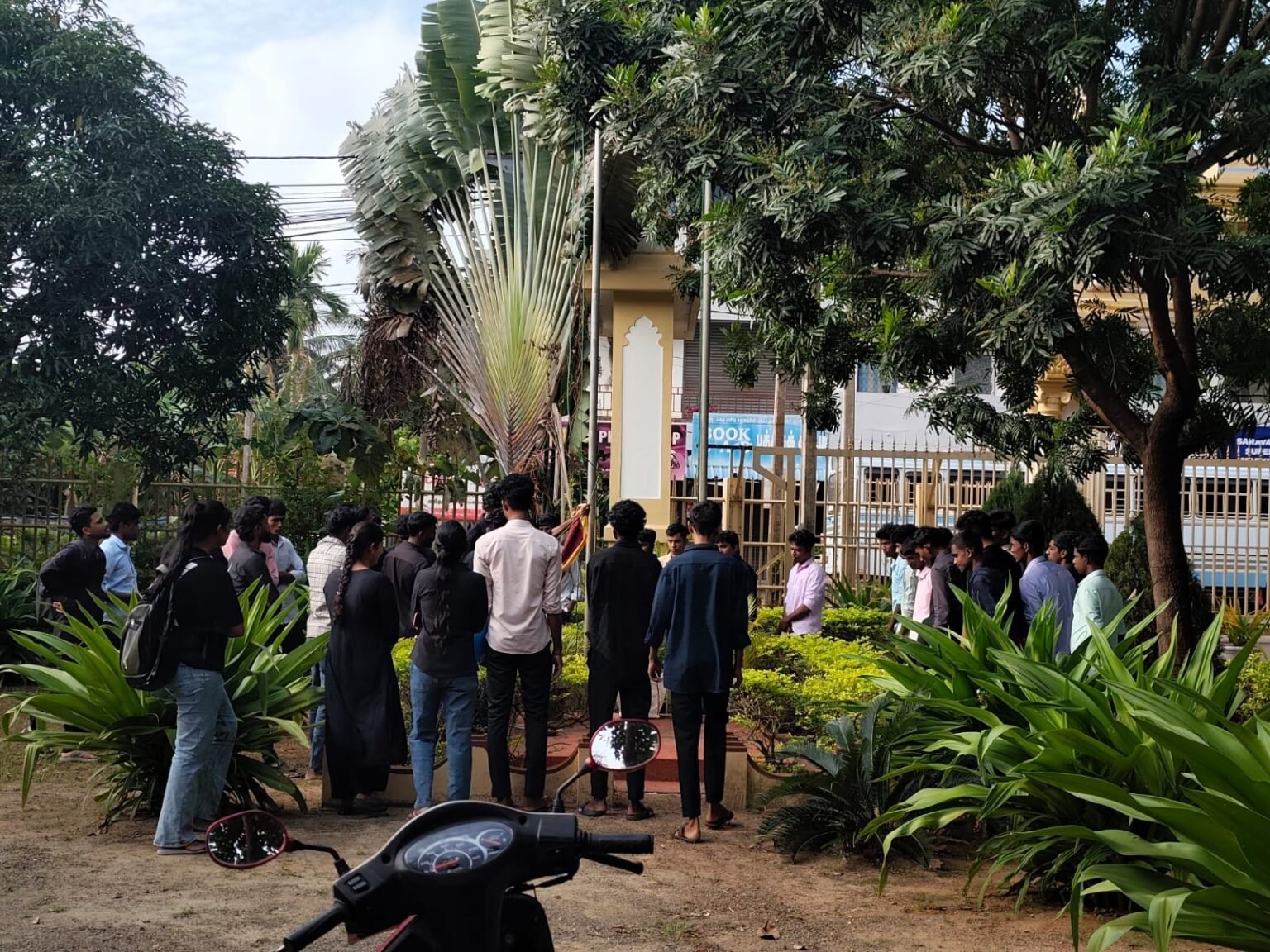 “கரிநாள் வெளிப்பாடு” – யாழ். பல்கலைக்கழகத்தில் சிங்கக்கொடி இறக்கப்பட்டு கறுப்புக் கொடி ஏற்றம்